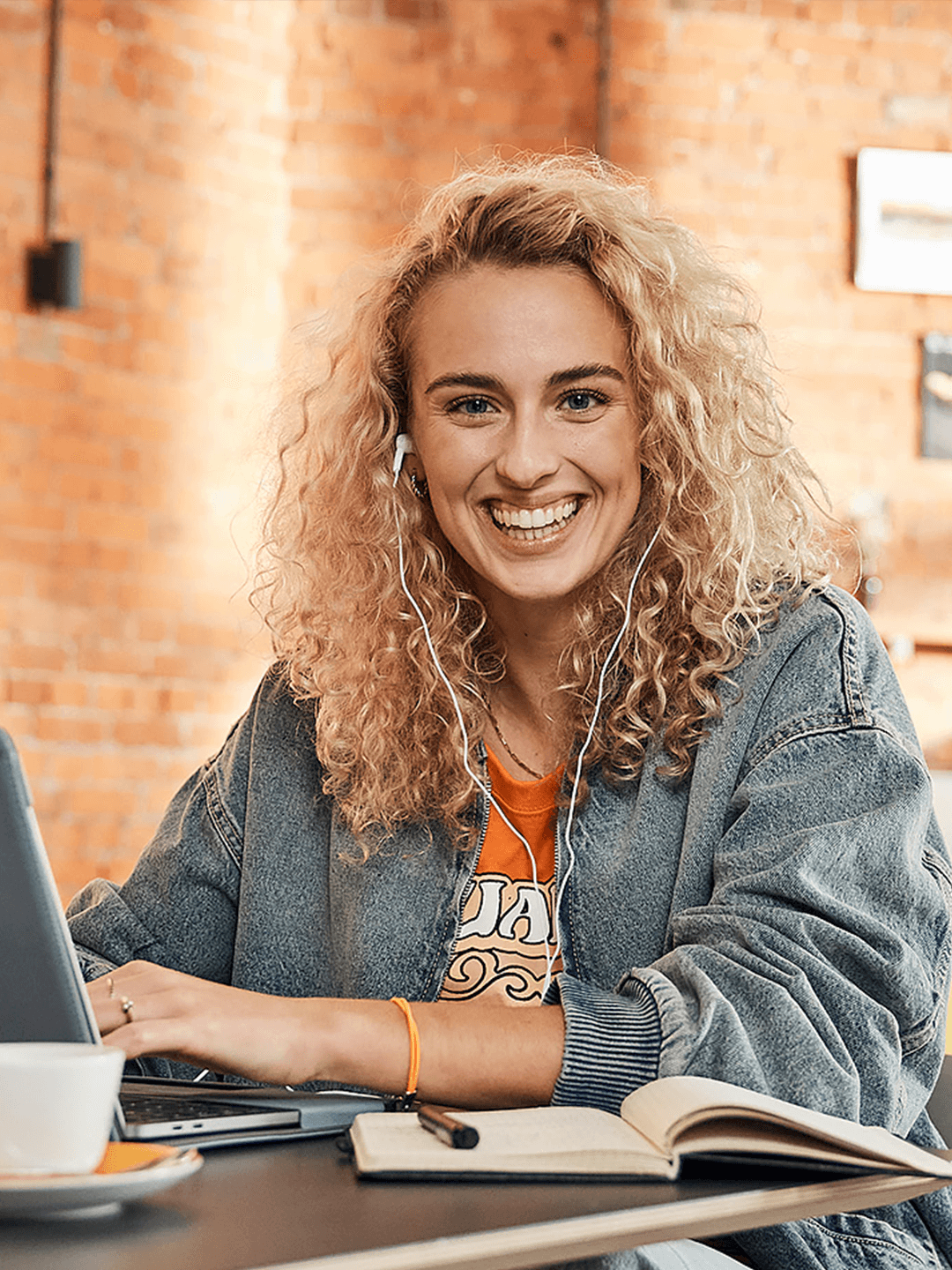 Jobware-nutzende Person, die sich über Ihren neuen Job freut